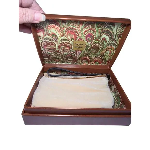 Dooney & Bourke Heritage QT112 Black Leather Wristlet Set With Box/Card/Dustbag - Picture 8 of 16